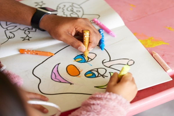 Cum ajuta cartile de colorat pentru copii la dezvoltarea creativitatii